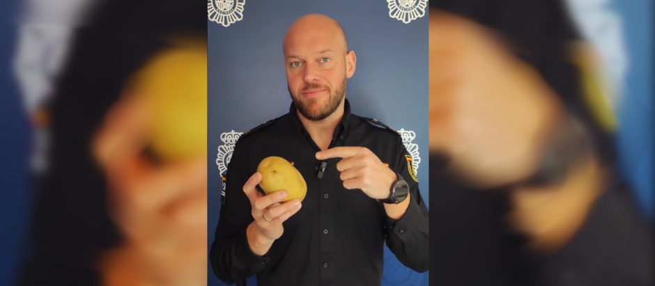 El agente de la Policía, mostrando una patata