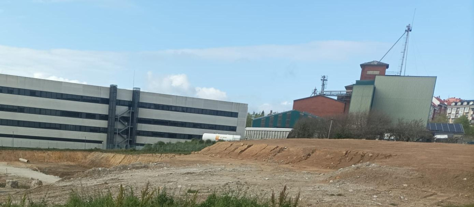 Instalaciones de Inditex, a la izquierda, y la fábrica que demolerá, a la derecha