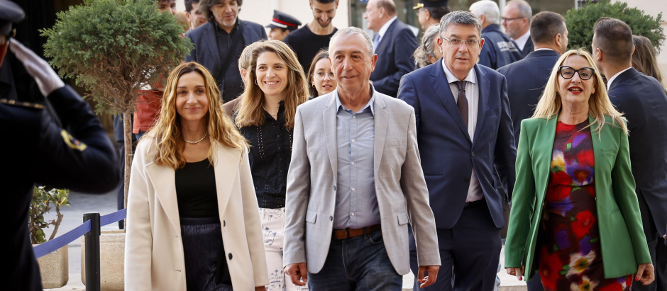 Joan Baldoví y otros dirigentes de Compromís, entrando a las Cortes Valencianas en el Día del Parlamento autonómico