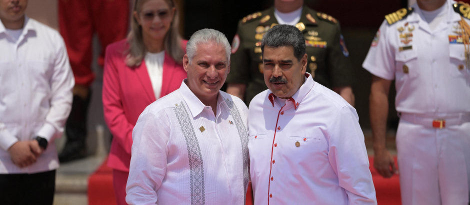 El dictador venezolano Nicolas Maduro posa junto con el dictador cubano Miguel Díaz-Canel