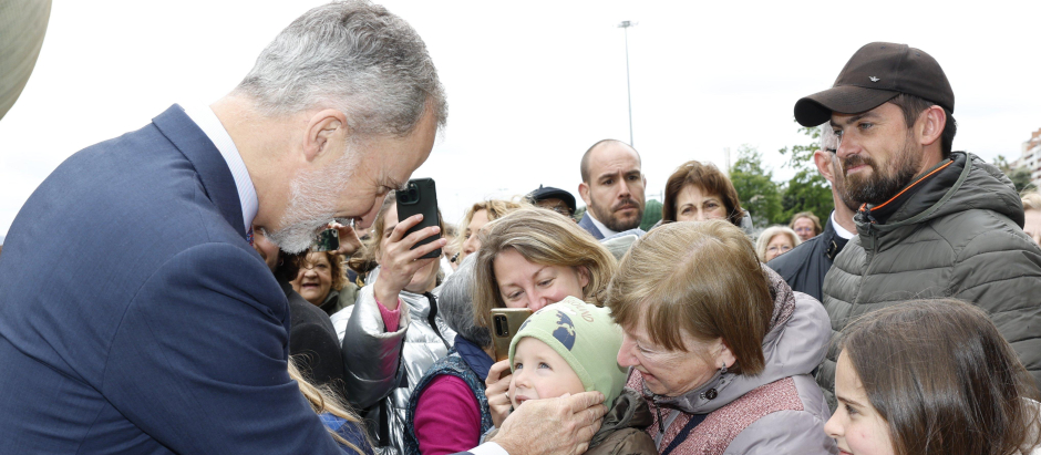 El Rey saluda a un niño durante su visita a Santander