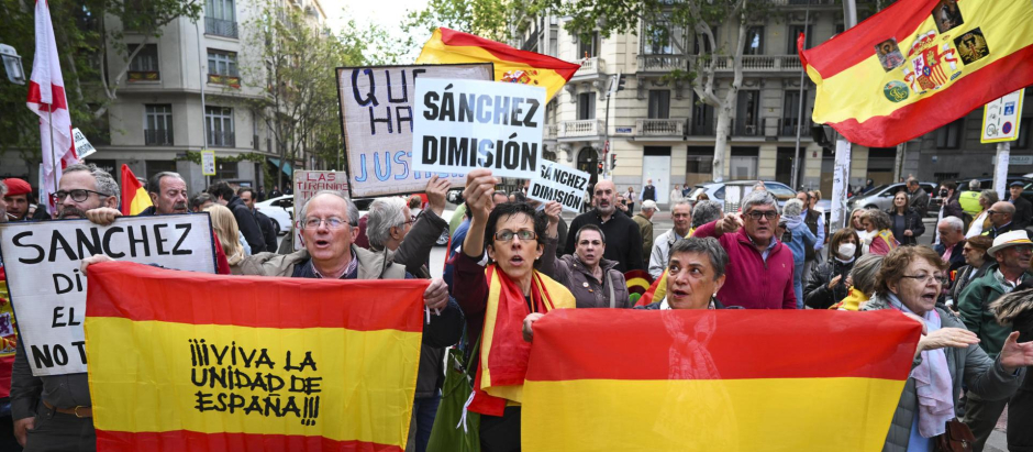 Asistentes a la manifestación para pedir dimisión de Pedro Sánchez