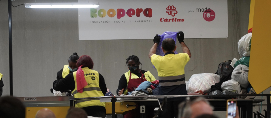 Trabajadores de inserción laboral en la planta Koopera de Cáritas Valencia