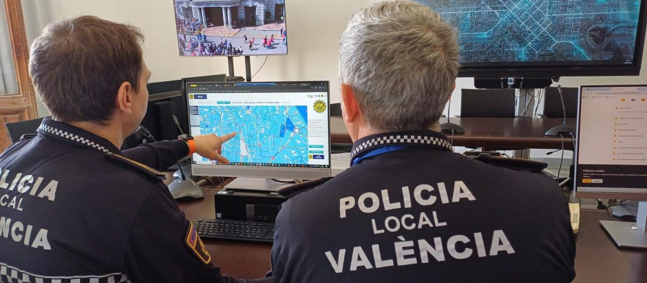 Dos agentes de la Policía Local de Valencia, en el Centro de Coordinación