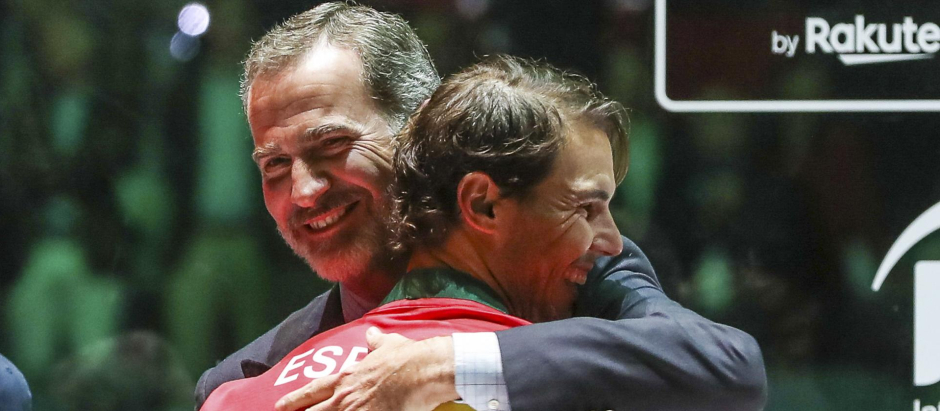 Don Felipe abraza a Rafa Nadal tras un partido