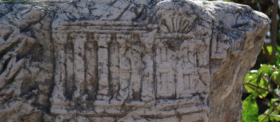 Relieve con el arca de la alianza, siglo III-IV. sinagoga de Cafarnaúm, Israel