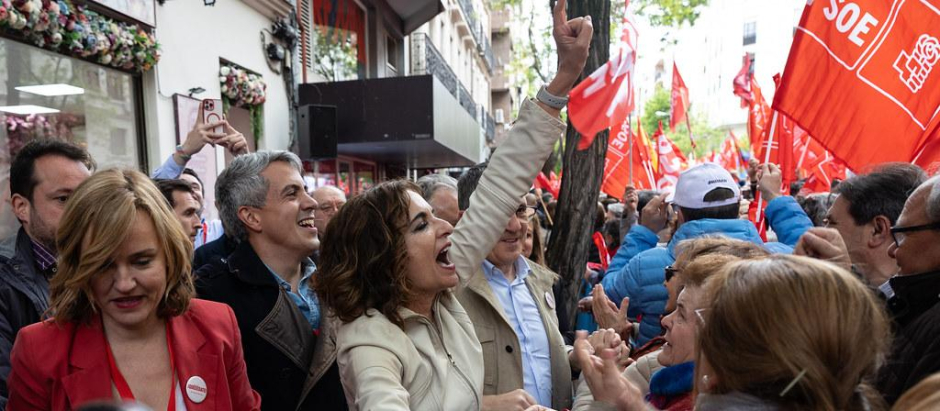 María Jesús Montero, con la militancia del PSOE a las puertas de Ferraz