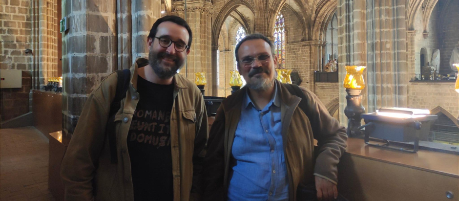 Los medievalistas Lluís Sales y Carles Vela, comisarios de 'Toda la cera que arde', en la Catedral de Barcelona.
