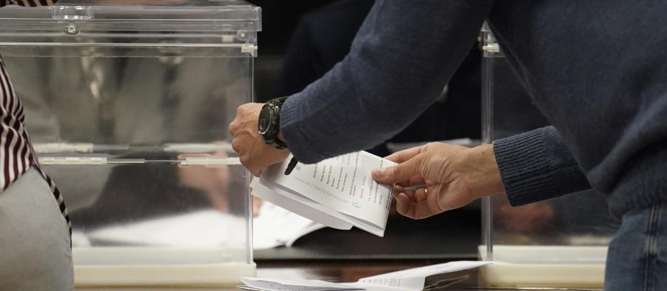 Foto de una urna en un colegio electoral