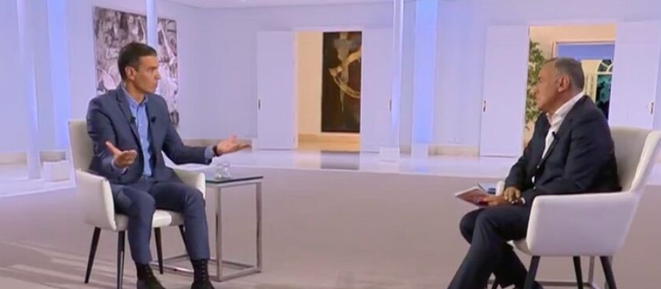 El presidente del Gobierno, Pedro Sánchez, durante su entrevista en RTVE con Xabier Fortes