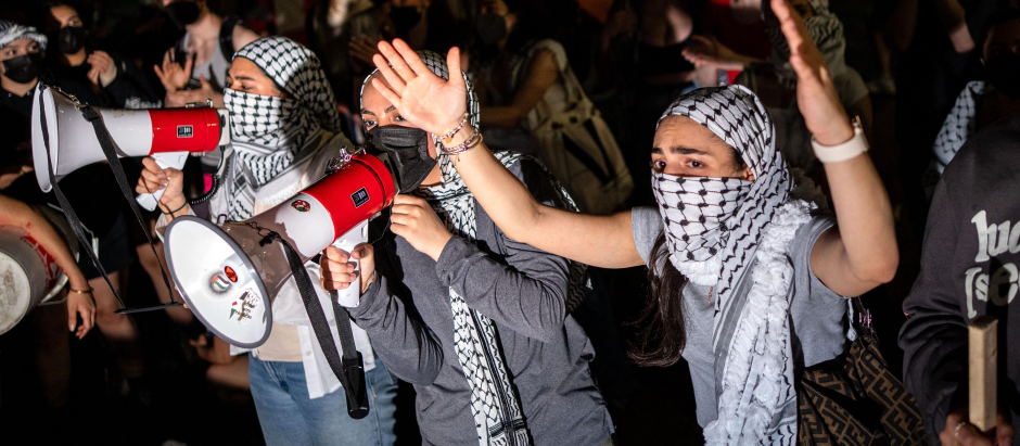Encapuchados propalestinos en las manifestaciones de la Universidad de Columbia