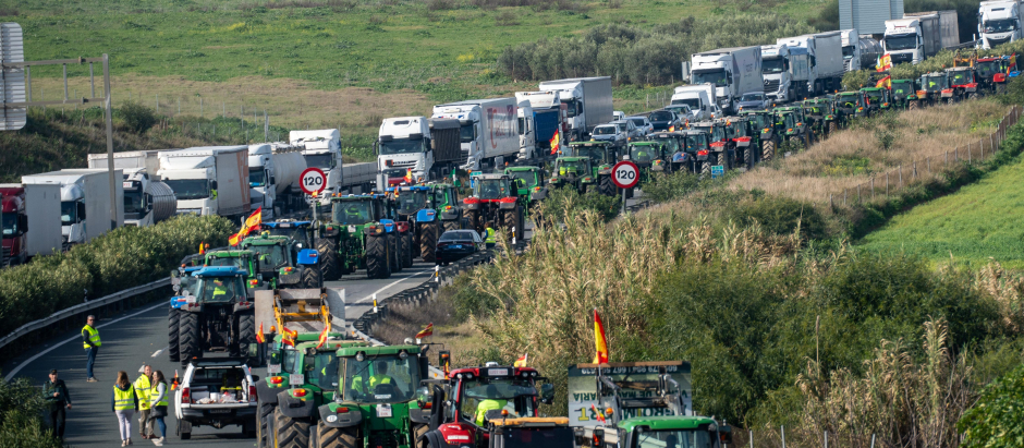 Tractores y agricultores cortaban la A-4 en ambas direcciones, a la altura del término municipal de Carmona