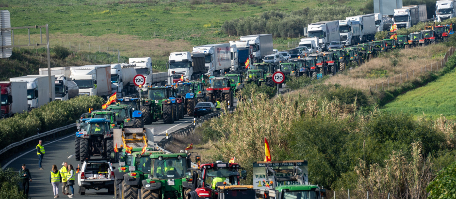 Tractores y agricultores cortaban la A-4 en ambas direcciones, a la altura del término municipal de Carmona