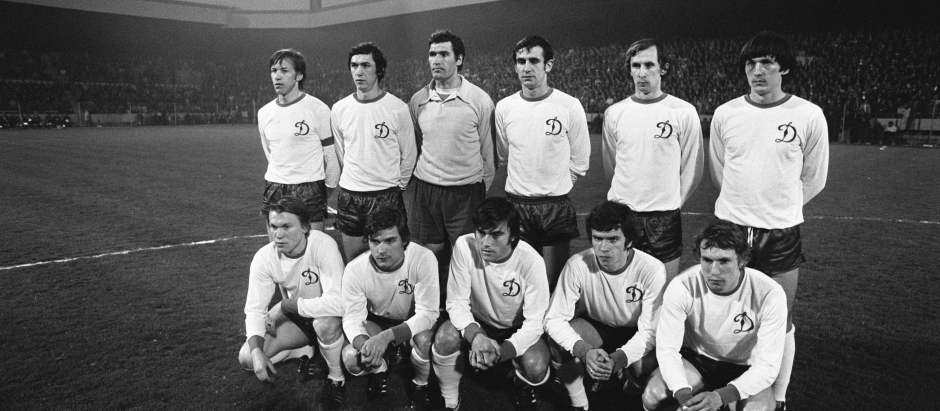 Equipo del Dinamo en 1975 que venció al PSV en las semifinales de la Recopa de Europa de ese año, que acabó ganando