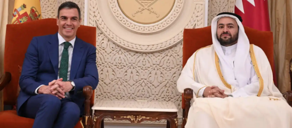 Pedro Sánchez, reunido con el secretario de Estado de Exteriores de Qatar, Mohammed bin Abdulaziz Al-Khulaifi en Doha el pasado 3 de abril