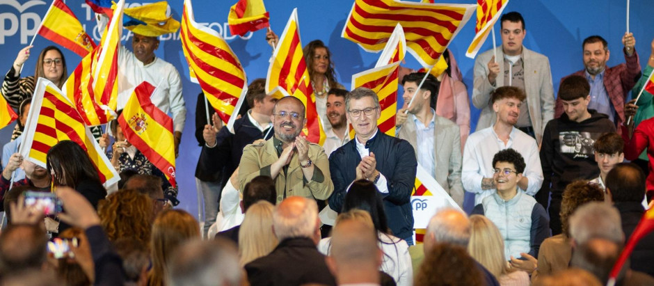 El presidente del PP en Cataluña y candidato del partido a las elecciones catalanas, Alejandro Fernández (i), y el presidente del Partido Popular, Alberto Núñez Feijóo