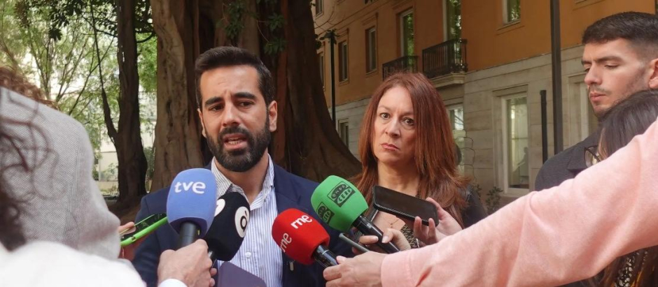 El síndico del PSPV en las Cortes Valencianas, José Muñoz, en declaraciones ante los medios