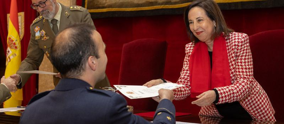 La ministra de Defensa, Margarita Robles, entrega un diploma a un alumno del Curso de Comunicación Social de la Defensa