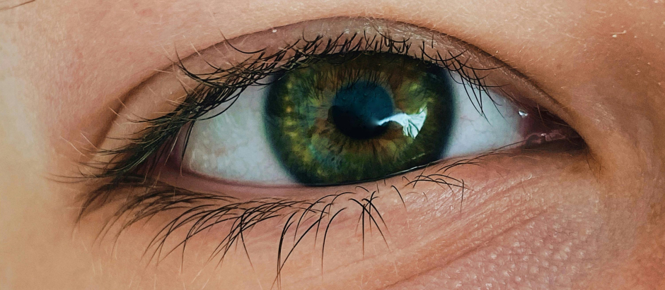 La coriorretinopatía serosa central ocurre cuando se acumula líquido debajo de la retina