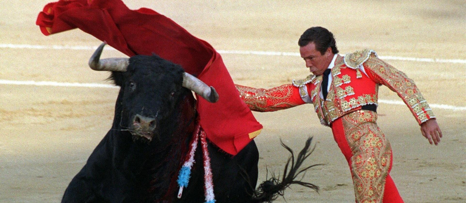 José María Manzanares da un pase de pecho durante una corrida en la Feria de San Sebastián de los Reyes de 1999