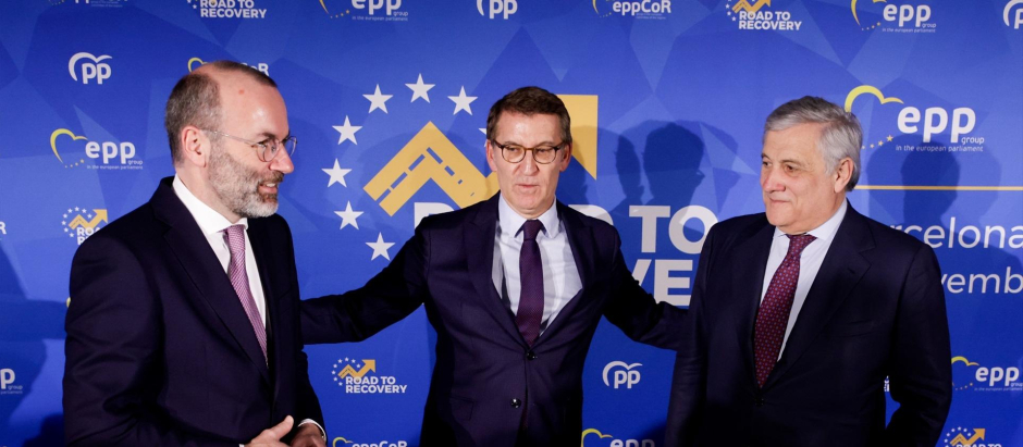 El líder del PPE en la Eurocámara, Manfred Weber; el presidente del PP, Alberto Núñez Feijóo, y el ministro de Asuntos Exteriores de Italia, Antonio Tajani