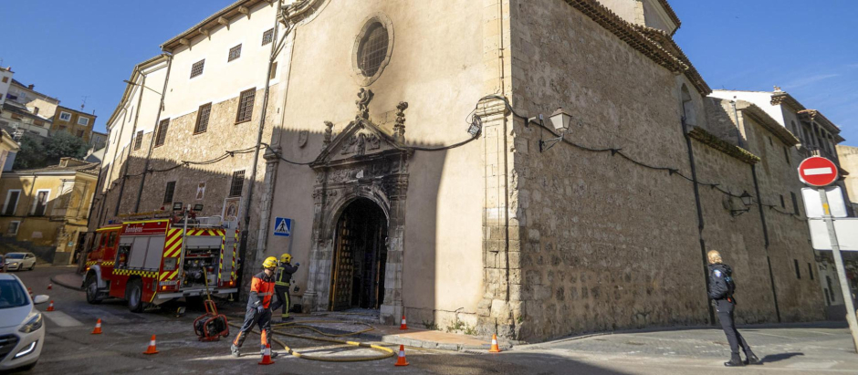 La puerta del convento ha quedado muy afectada por las llamas