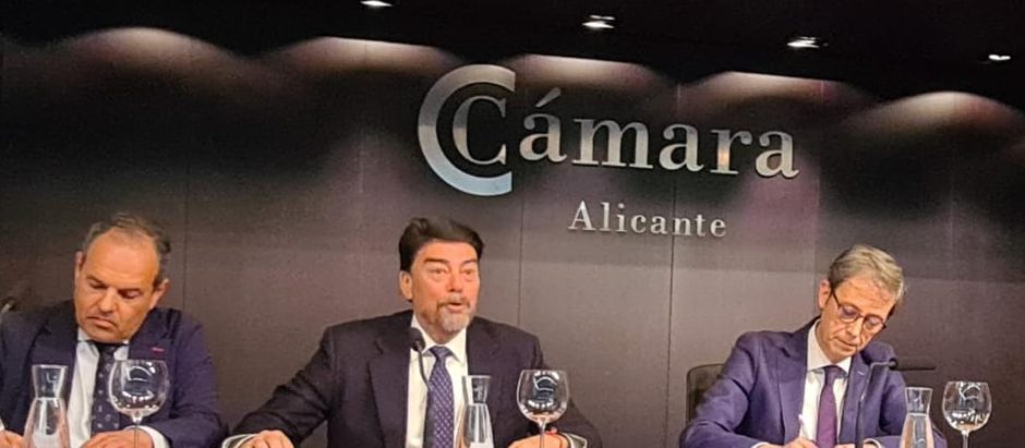 El alcalde de Alicante, Luis Barcala, durante el acto en la Cámara de comercio