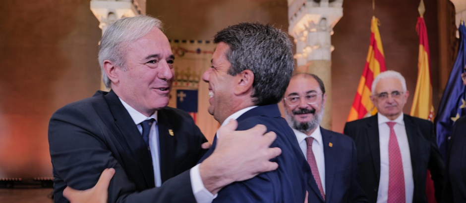 El nuevo presidente de Aragón, Jorge Azcón, junto al presidente de la Generalitat Valenciana, Carlos Mazón