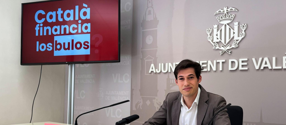 El concejal de lPSPV-PSOE en Valencia, Borja Sanjuán, criticando a los medios de comunicación críticos con el Gobierno de Pedro Sánchez