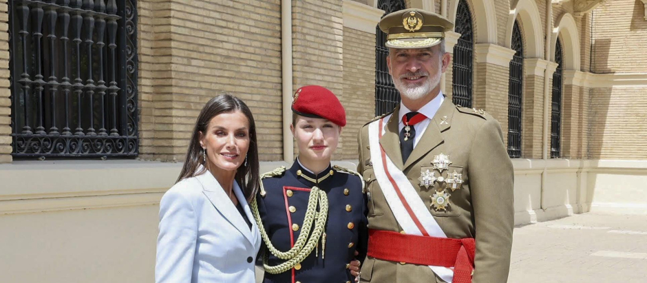 Los Reyes con la Princesa de Asturias tras la jura de bandera de Don Felipe al cumplirse 40 años de su promoción