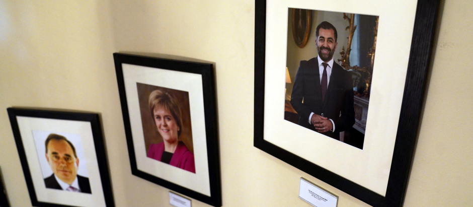 Retratos de los primeros ministros de Escocia y líderes del SNP Alex Salmond, Nicola Sturgeon y Humza Yousaf exhibidos en Bute House, en Edimburgo