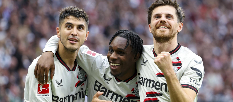 Los jugadores del Leverkusen celebran el quinto gol en la victoria frente al Eintracht