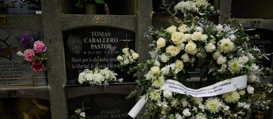 Lápida de la tumba del concejal de UPN, asesinado por ETA, Tomás Caballero