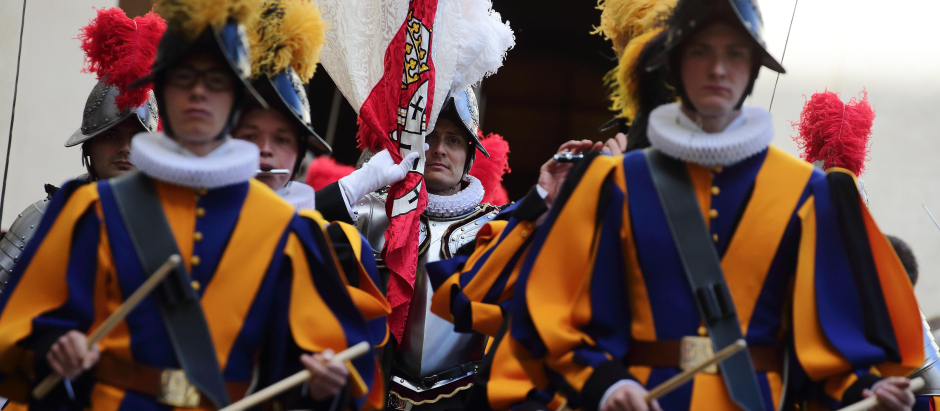 06 May 2019, Vatican, Vatican City: New recruits of the Pontifical Swiss Guard attend their Swearing-in ceremony at the Cortile di San Damaso. Photo: Evandro Inetti/ZUMA Wire/dpa
(Foto de ARCHIVO)
06/5/2019 ONLY FOR USE IN SPAIN