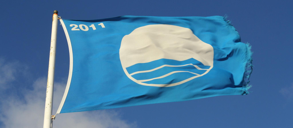 Bandera azul en una playa española