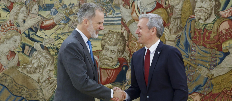 El Rey con el presidente de la Xunta de Galicia, Alfonso Rueda, este martes en La Zarzuela