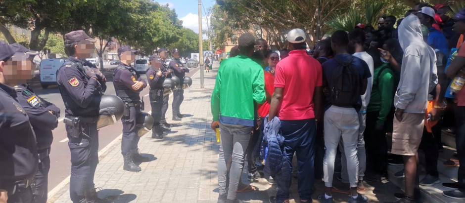 Inmigrantes protestan frente a la Comisaría de Policía Nacional en Almería