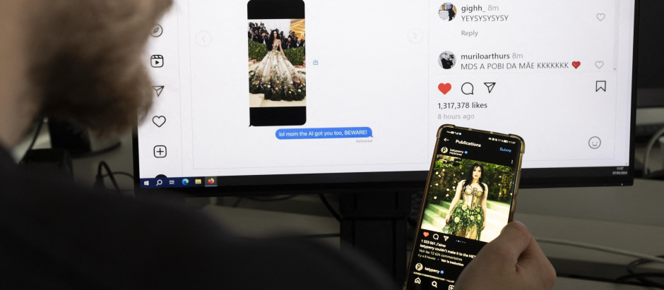 Un hombre observa una imagen de Katy Perry en el MET de Nueva York generada por inteligencia artificial