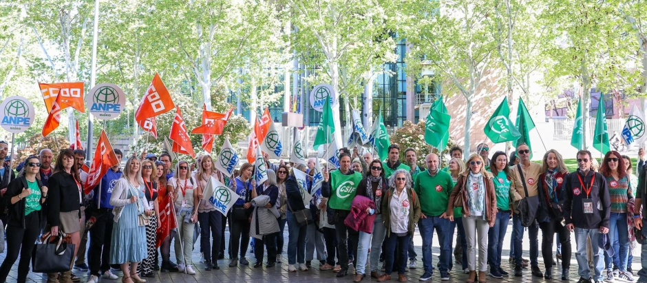 Concentración de los sindicatos representados en la Mesa de Educación de la Comunidad de Madrid