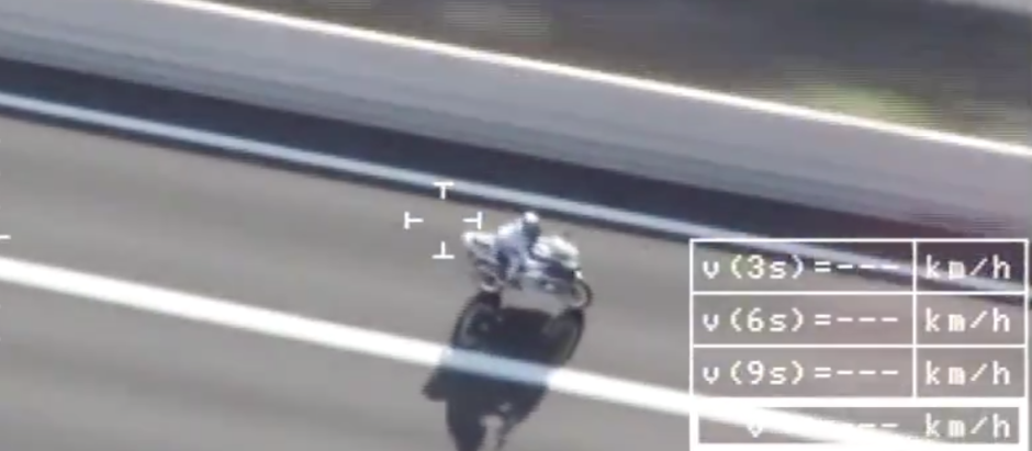 Un fotograma de la persecución, la moto termina en el suelo