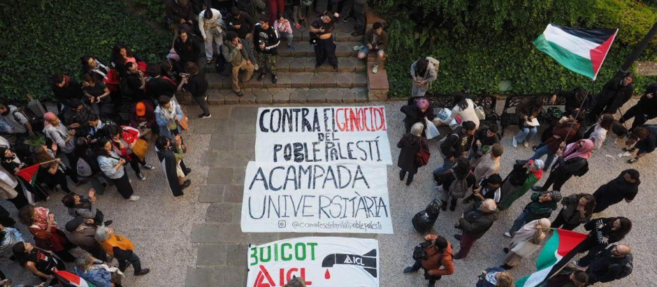 Manifestación pro Palestina frente a la Universidad de Barcelona.
