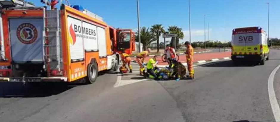 Efectivos sanitarios atienden a un ciclista tras ser atropellado por una furgoneta en Algemesí (Valencia)