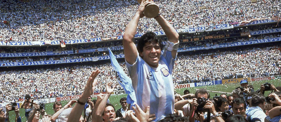 Diego Armando Maradona levantando el Mundial de fútbol 1986