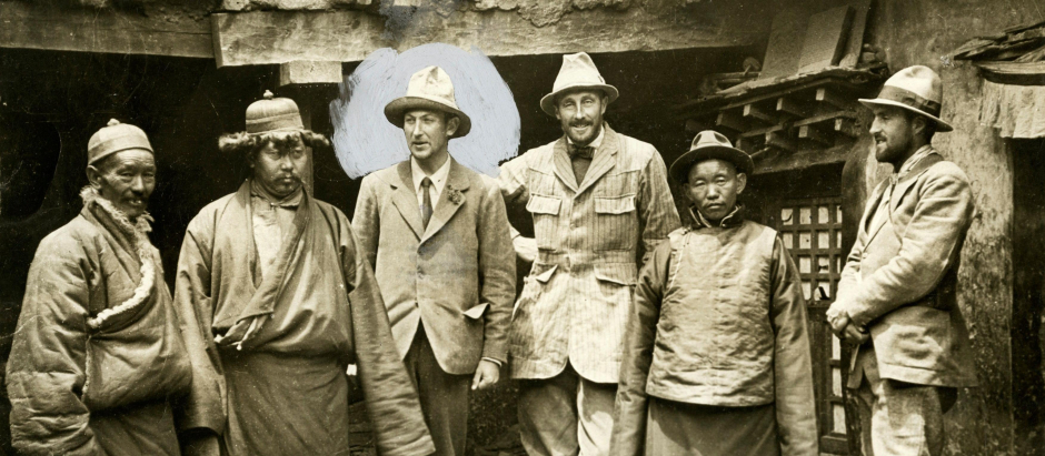 Some members of the 1924 British Mount Everest expedition: Mallory is highlighted beside Edward F. Norton to his left and Geoffrey Bruce far right