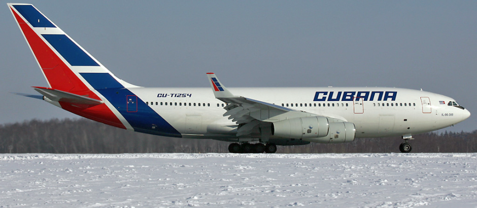 Un avión Il-96-300 de Cubana de Aviación en el Aeropuerto de Moscú