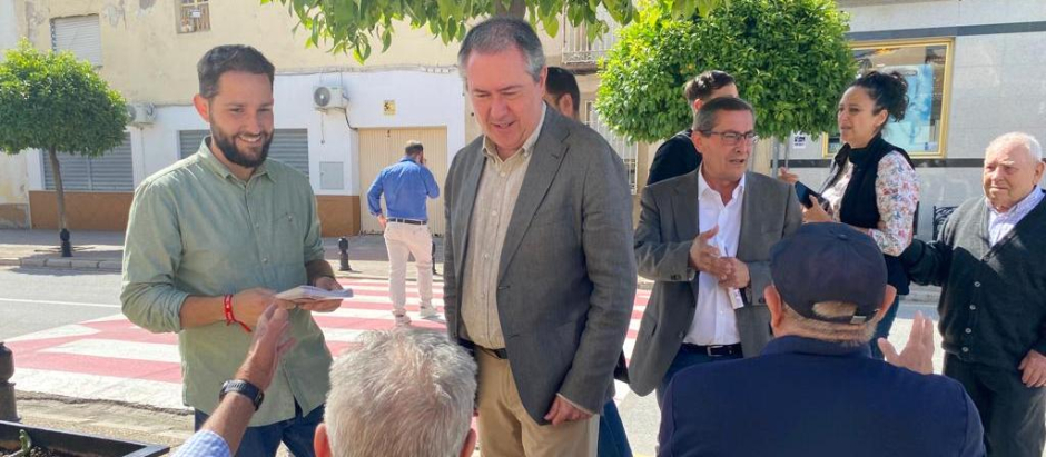 El secretario general del PSOE de Andalucía, Juan Espadas, junto al alcalde de Láchar Pedro Sánchez