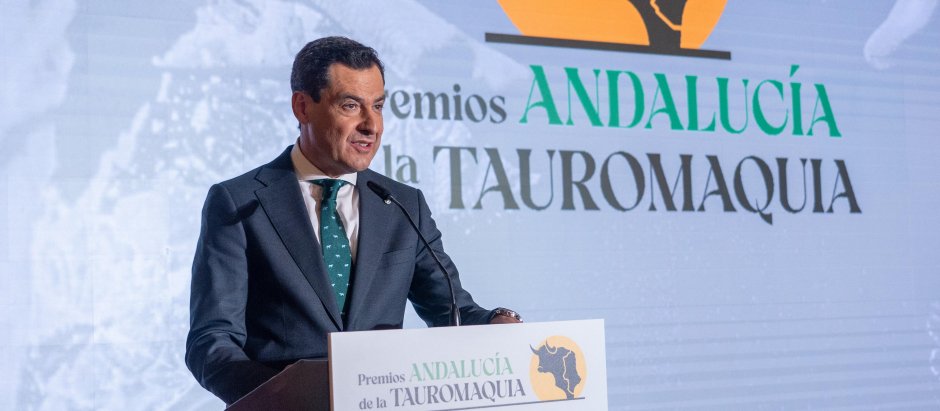 El presidente de la Junta, Juanma Moreno, en el acto de entrega de los Premios Andalucía de la Tauromaquia