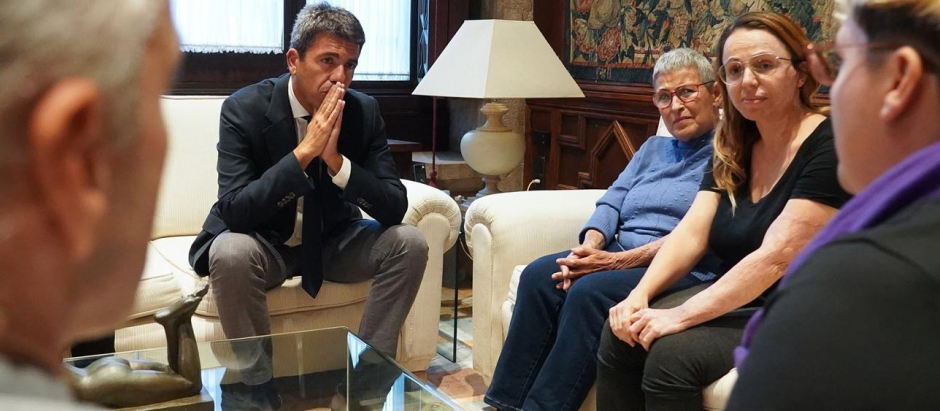 El presidente de la Generalitat Valenciana, Carlos Mazón, reunido con víctimas del incendio del tren de Bejís, este martes