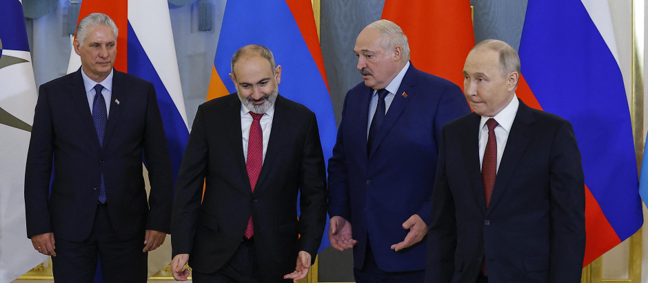 Los dictadores Miguel Díaz Canel y Alexander Lukashenko junto a Vladimir Putin en Moscú