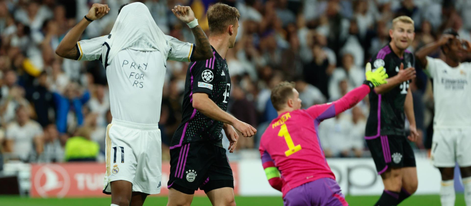 El delantero brasileño del Real Madrid, Rodrygo, lució una camiseta con un mensaje debajo de la camiseta del Real Madrid
